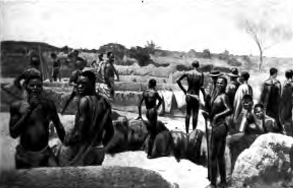Terrasse d’une sukala Lobi Mission Delafosse en 1902