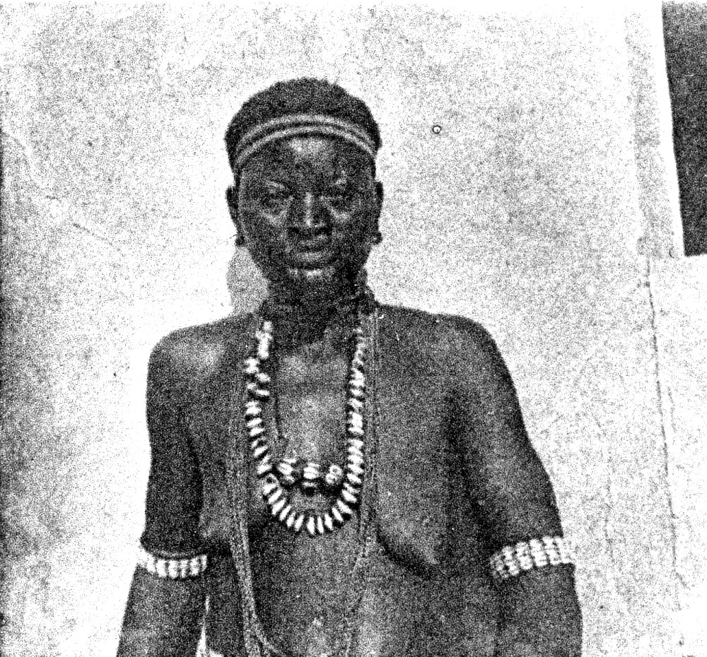 Femme lobi avec labret 1931 Labouret