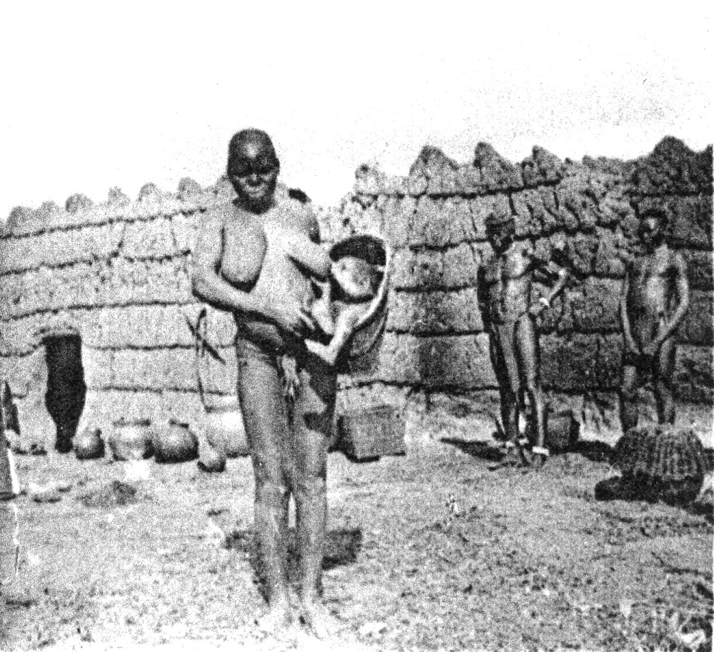 Femme Lobi transportant un enfant dans un panier 1931 Labouret