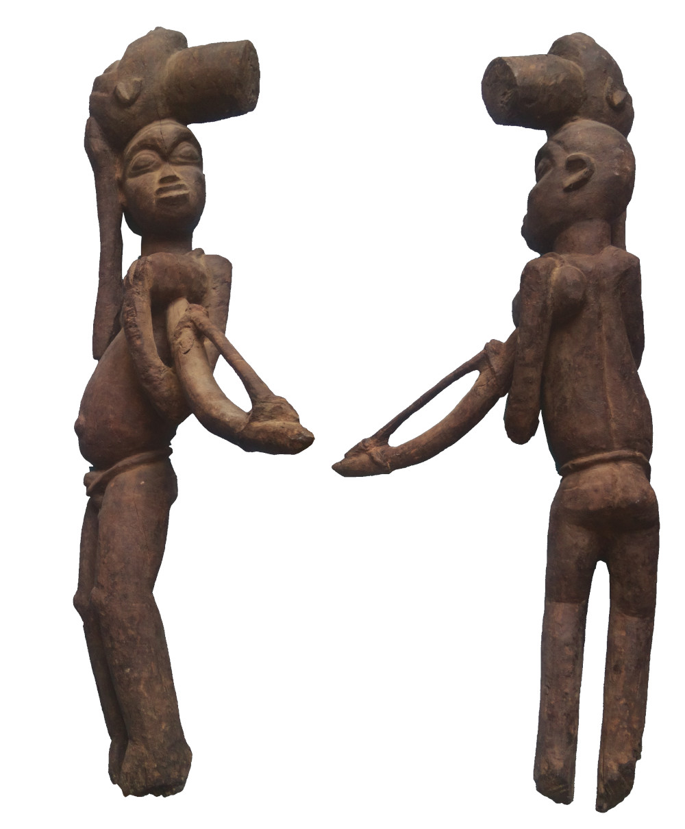 Statue de guerrier Lobi portant une tête coupée sur la sienne