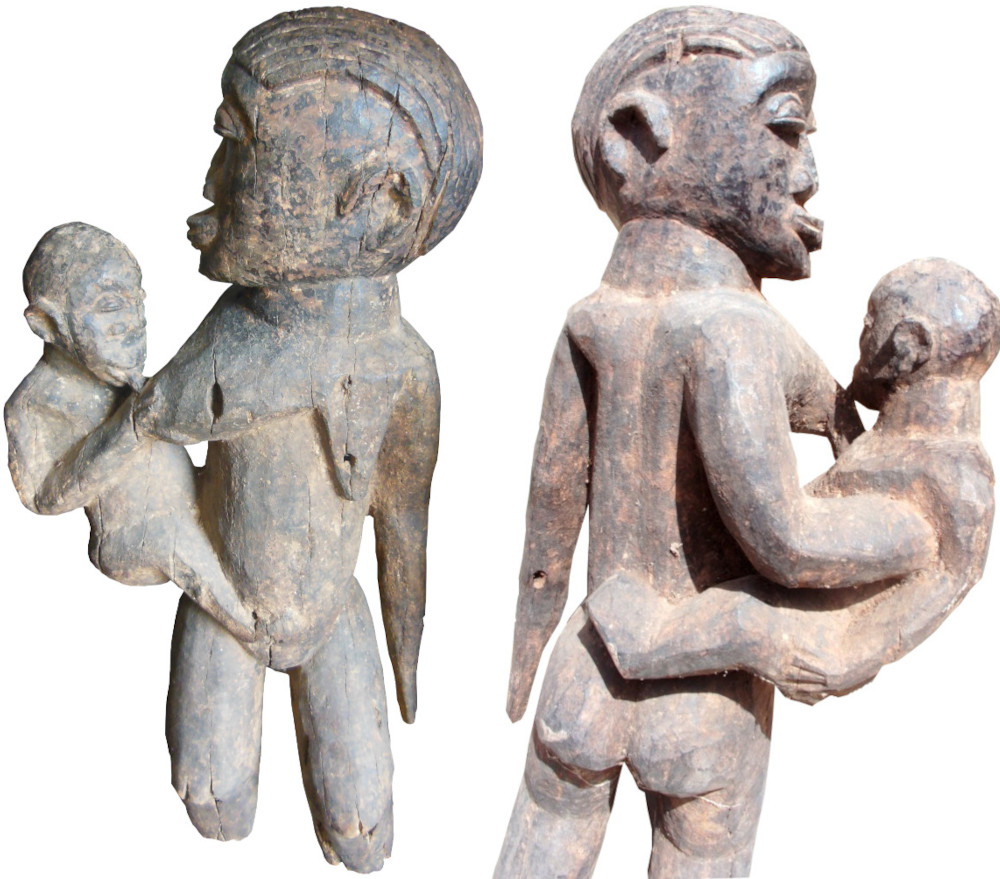 Statue Lobi de femme allaitant un enfant tête tournée à droite